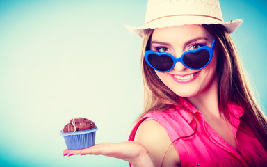 Obraz premium Smiling summer woman holds cake in hand