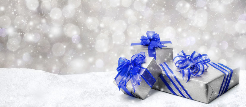 Weihnachtsgeschenke in Blau und Silber