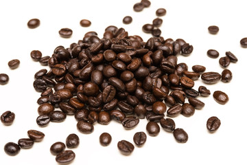 Chicchi di caffè tostato su fondo bianco 