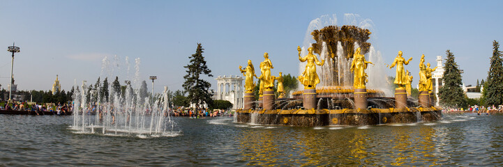 Вид фонтана "Дружба народов" в парке ВДНХ в Москве. Россия. © 1802185