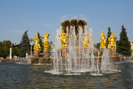 Вид фонтана "Дружба народов" в парке ВДНХ в Москве. Россия.