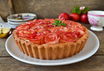 Tart with cream and apples