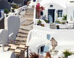 Traditional architecture of Oia village on Santorini island, Gre - 95283591