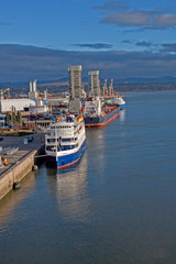 Fototapeta na wymiar Frachtschiffe im Hafen von Quebec