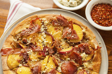 pears and Parma prosciutto pizza
