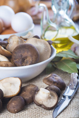 Pleorotus eryngii o setas de cardo con ingredientes para cocinar en la mesa de la cocina
