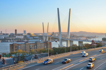 Вечерний вид моста во Владивостоке через залив...
