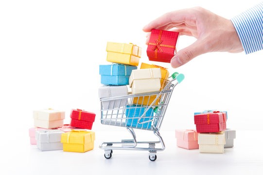 小さなプレゼントボックスとカート