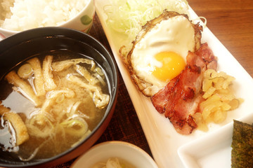 ベーコンとたまごの朝食