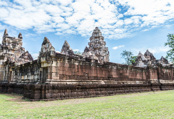 Obraz premium Wide Angle, the outer walls of Prasat Sadok Kok Thom in Thailand