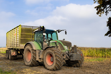 Maisernte Traktor mit Anhänger voll Mais