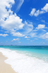 沖縄の美しい海とさわやかな空