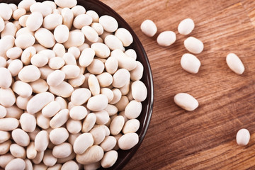 Fototapeta na wymiar White beans in a brown plate