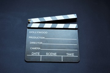Obraz premium still life on a blue background of clapperboard to work on cinema and movie