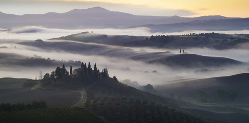 Mgły płynące doliną Val d'Orcia Włochy 