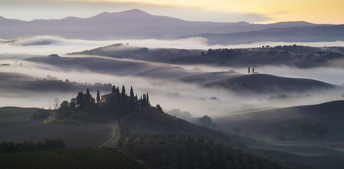 Mgły płynące doliną Val d'Orcia Włochy  © Mike Mareen