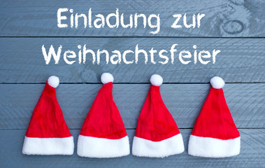 Einladung zur Weihnachtsfeier - rote Zipfelm&uuml;tzen mit Text auf Holzhintergrund