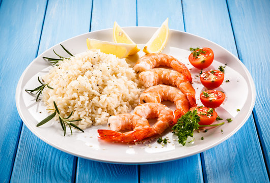 Shrimps with white rice and vegetables