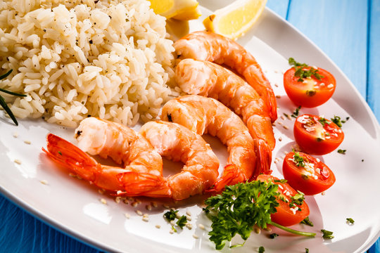 Shrimps with white rice and vegetables