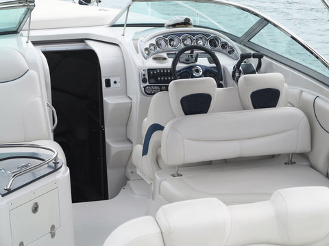 Steering wheel command pilot place on a luxury yacht