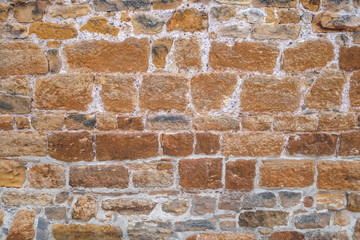 Alte braune Steinmauer mit bläulichen Nuancen