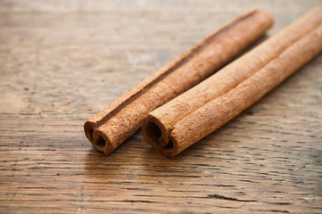 anis et canellle séchées sur table en vieux bois