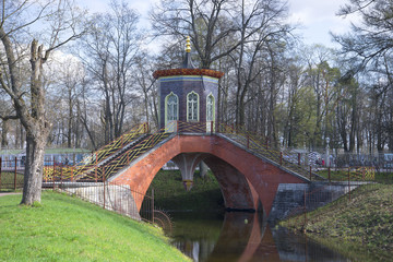 Fototapeta na wymiar Крестовый мост в начале мая. Царское Село