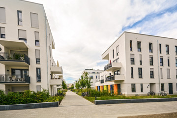 Fototapeta na wymiar Neue moderne Mehrfamilienhäuser in der Stadt