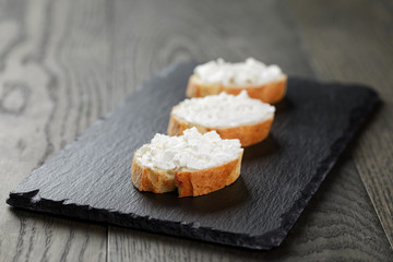 crunchy baguette slices with cream cheese