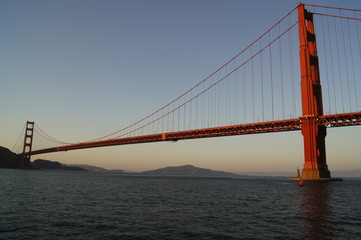 Fototapeta na wymiar Golden Gate Bridge in der abendlichen Stunde