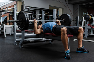 Obraz na płótnie Canvas Man during bench press exercise