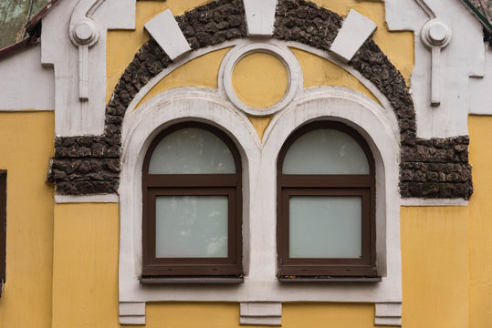 Doppelfenster mit Rundbogen