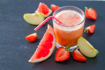 Apple grapefruit and strawberry smoothie ingredients