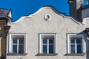 Altstadthaus Fassade mit Ziergiebel und Fenstern
