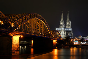 Stadtansicht von Köln bei Nacht