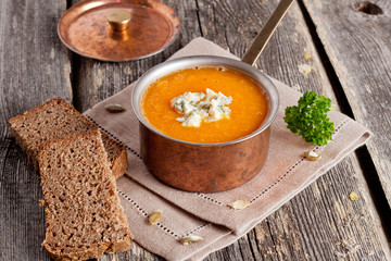 Cream of pumpkin soup with blue cheese and bread