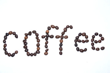 Зерна кофе на белом фоне.