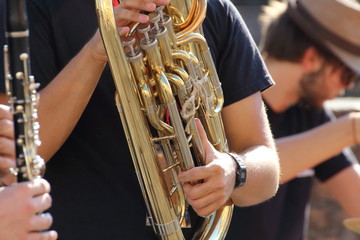 Music in the street, artists and musicians united in the love of the show