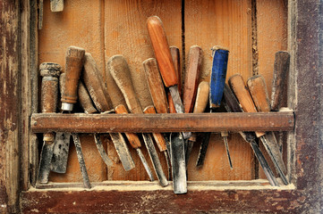 Tools for woodcarving on the shelf in the studio