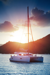 Beautiful view to catamaran in Seychelles bay at sunset - obrazy, fototapety, plakaty