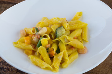 Pasta al pesce, pasta fatta in casa, pasta ai frutti di mare, pasta con sugo di gamberetti e verdura