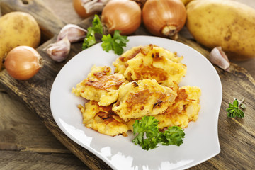 Frisch ausgebratene Rösti auf einem weißen Beilagenteller serviert