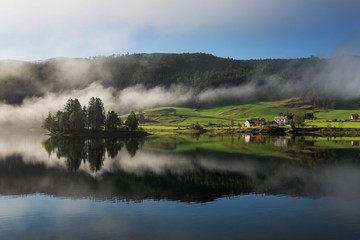 Landschaft Norwegen mit See und Nebel

