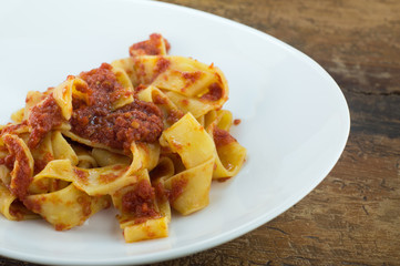 Pasta, pappardelle, tagliatelle al sugo di pomodoro fresco, primo piatto italiano