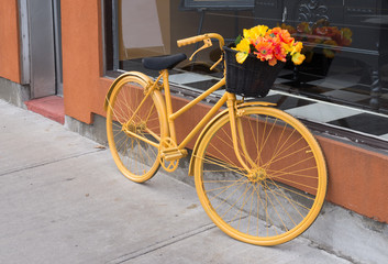 Fototapeta na wymiar Yellow bicycle with flowers