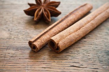 anis et canellle séchées sur table en vieux bois