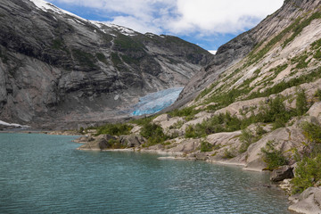 Blauer Gletscher mit See Nigardsbreen in Norwegen
