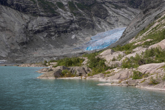 Blauer Gletscher mit See Nigardsbreen in Norwegen
