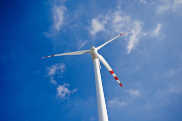 Krajobraz z widokiem na elektrownie wiatrowe © barytek