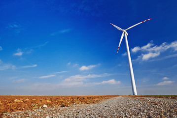 Krajobraz z widokiem na elektrownie wiatrowe © barytek